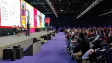 Intérpretes profissionais para eventos, reuniões e operações multilíngues.